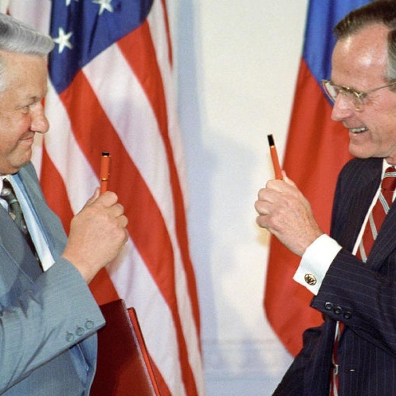 От архивите на президент Джордж Буш-старши: Разшифровка на телефонен разговор между Буш и Елцин, в който руския президент докладва, че се е договорил с Кравчук и Шушкевич за ликвидирането на СССР, преди обнародването на Беловежкото споразумение