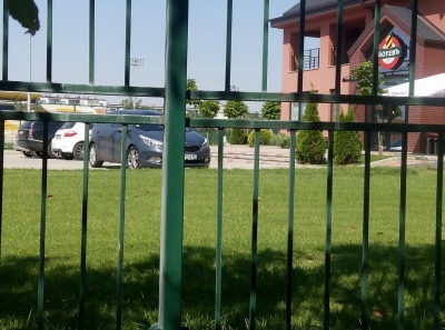 СНИМКА: Ангел Палийски и Иван Йотков чакат в Коматево официалното становище на собствениците на Ботев Пловдив