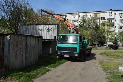 В "Южен" вдигнаха незаконни гаражи, над 50 висят на районното кметство с наеми