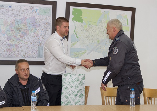 Стара Загора: Кметът Живко Тодоров награди полицаи, проявили професионализъм и хладнокръвие при залавянето на опасен младеж