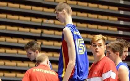 229-сантиметров румънец играе на Евробаскет за кадети в София