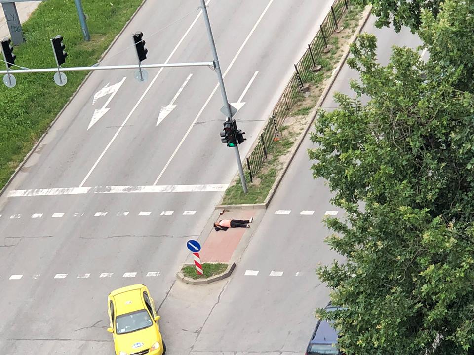 Пияна ромка заспа на пловдивски булевард СНИМКИ