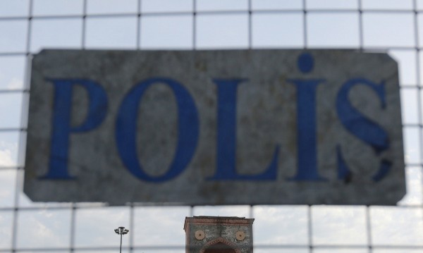 Стотици задържани при протести в Истанбул