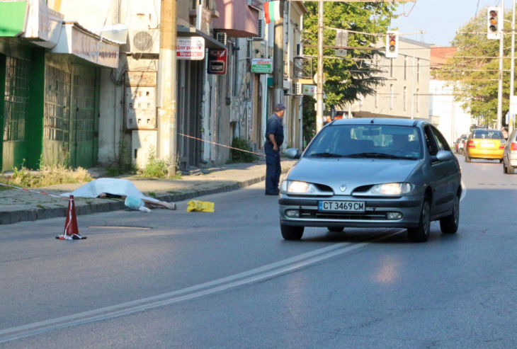 Шокиращи СНИМКИ (18+) на трупа от главния булевард в Казанлък