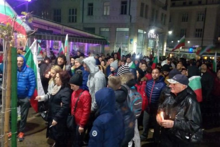 Благоевградчани се събудиха, запалиха свещи пред централите на БСП, ВМРО и ГЕРБ