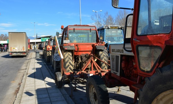 Фермерите в Гърция засилват блокадата
