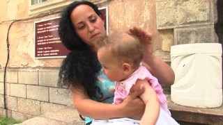 Разследват инцидента с мазилката върху бебе в количка