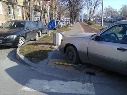 Маршрутка отнесе здраво Мерцедес в Пловдив, прати го върху велоалея (СНИМКИ)