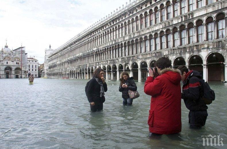 БЕДСТВИЕ: Водата във Венеция се покачва с минути - гони 50-годишен рекорд (ВИДЕО)