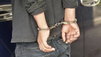 Общак от Слънчев бряг нападна свой колега, стигнал го за гърлото и му отмъкнал близо 2 бона