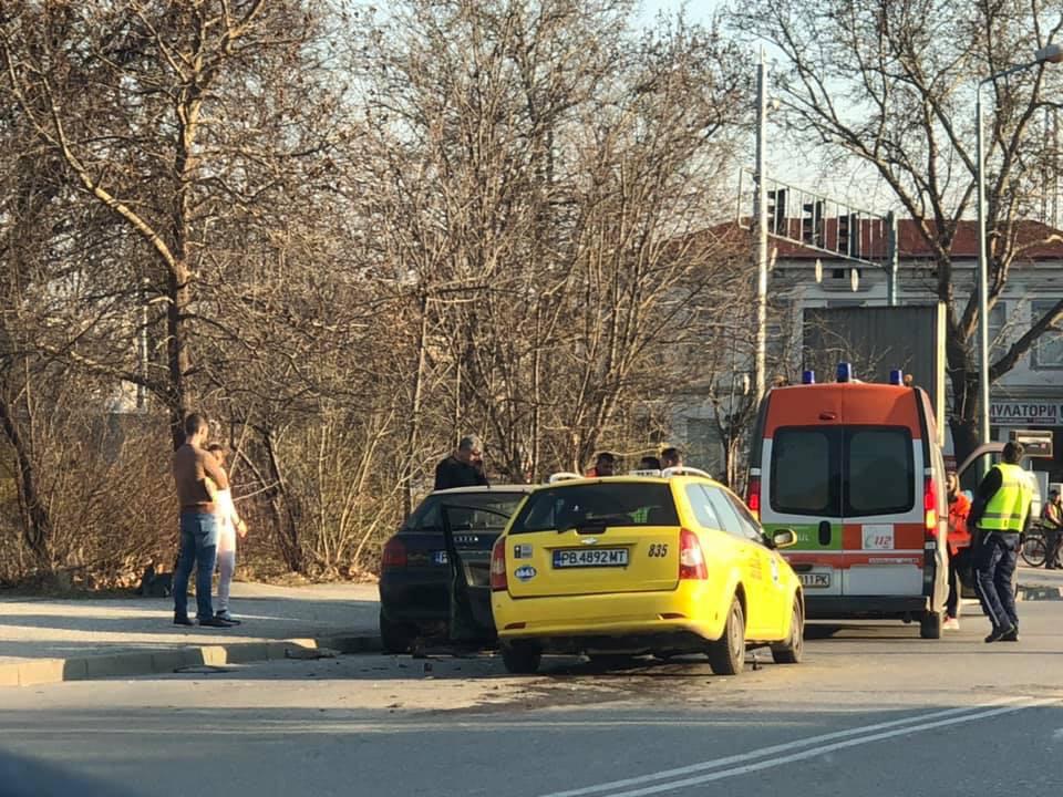 Ауди и такси се удариха на кръстовище в Пловдив