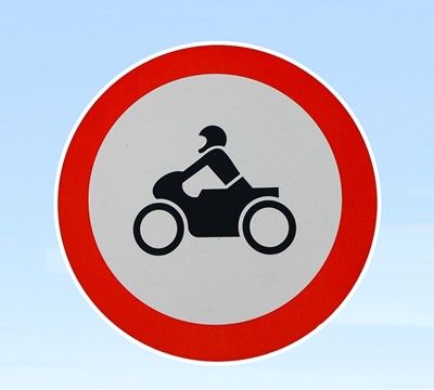 Знак предупреждава за възможна концентрация на мотористи на пътя