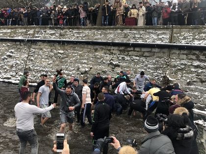 Благоевград: Илиан Томанов, хваналият за втора поредна година кръста на Богоявление, пожела здраве на всички