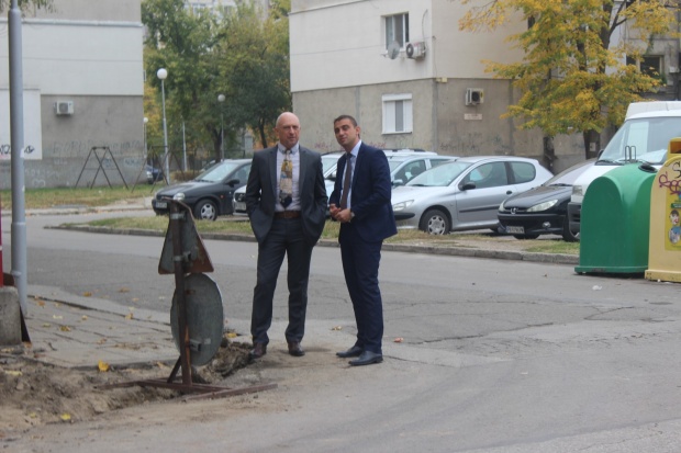Ремонтират тротоара край Математическата гимназия в „Западен“