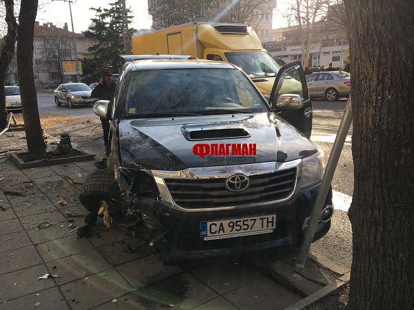 Софийска Тойота кацна на тротоара на бургаския булевард Христо Ботев (СНИМКИ)