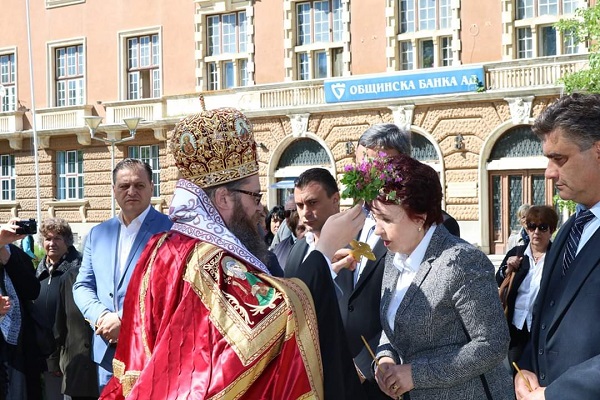 Перник: Десетки жители на града се помолиха за здраве и благоденствие на молебен по повод седмата година от силното земетресение