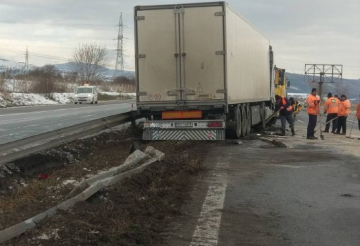Чешки ТИР предизвика голям кошмар на 