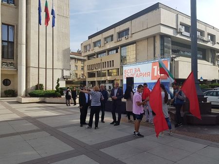 Стотици очакват Елена Йончева пред кметството в Бургас