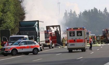 Ужас в Бавария: Автобус пламна след сблъсък, 17 са в неизвестност