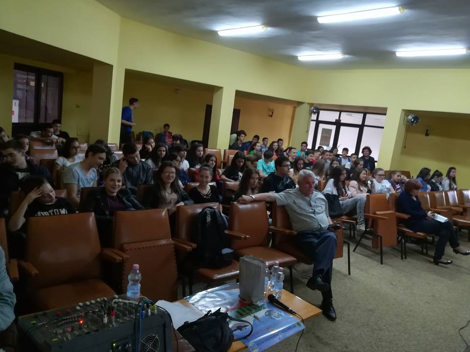 Комплексно занятие за ученици от 9 и 10 клас се проведе в Камерната зала