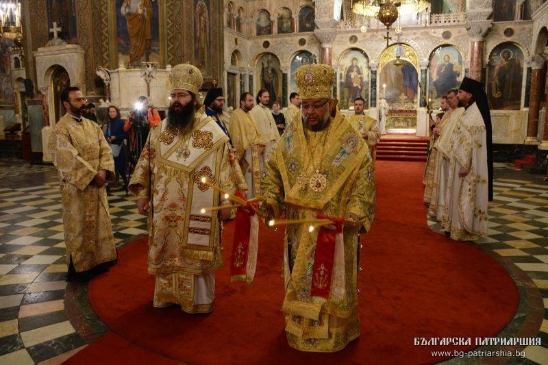 С архиерейска литургия бе отбелязан празникът на св. Братя Кирил и Методий (СНИМКИ)