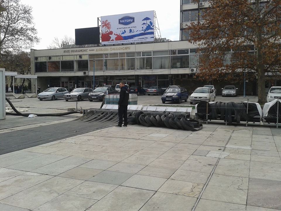 Монтират ледената пързалка! А ще отвори ли в понеделник? (снимки)