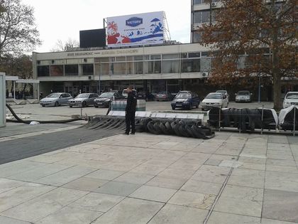 Монтират ледената пързалка! А ще отвори ли в понеделник? (снимки)