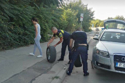 Полицаи смениха гума на жена от Плевен