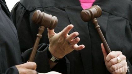 Ученичка получи 1,25 млн. долара обезщетение! Учителка не я пуснала до тоалетната и трябвало да пишка в клас