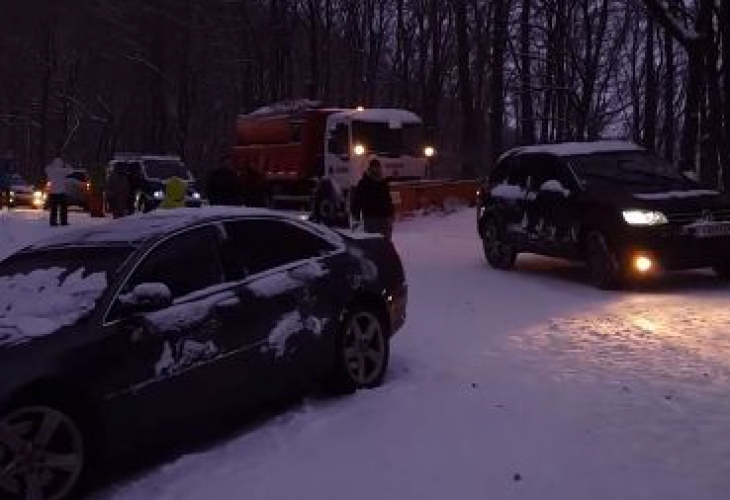 Снегорин се заби в мантинелата на път за Алеко (ВИДЕО и СНИМКИ)