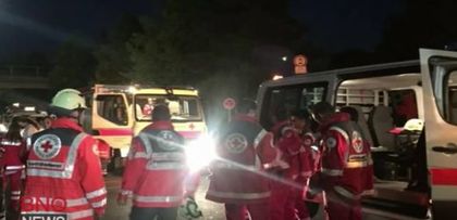 Мъж с брадва рани десетки във влак (СНИМКИ/ВИДЕО)