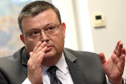 Цацаров иска уволнението на двама прокурории един следовател