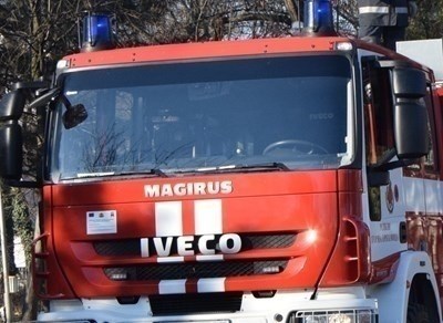 Пожарникари спасиха 85-годишен болен мъж от огнен капан в Бургас