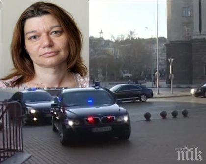 Екшън с колите в парламента - нови схеми на скандалната Деси, която прибра половин милион за мним търг на депутатски автомобили