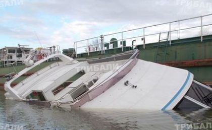 Луксозна яхта потъва безславно в Дунав край Видин