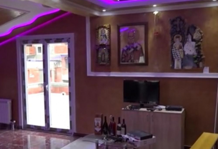 Мраморен под, икони по стените. В тази стая сръбско семейство принуждаваше тийнейджърка да проституира (СНИМКИ)