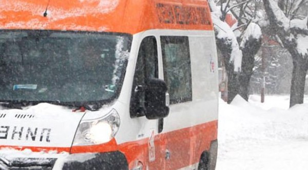 Тежък инцидент на пътя! Фолксваген навлезе в насрещното и се заби в Ауди край Пловдив, трима са в болница
