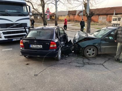 Меле с две коли и камион на натоварено кръстовище в Пловдив (СНИМКИ)