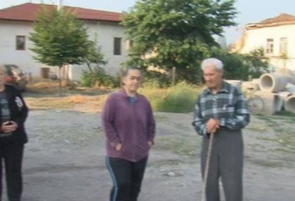 Село протестира, иска легнали полицаи