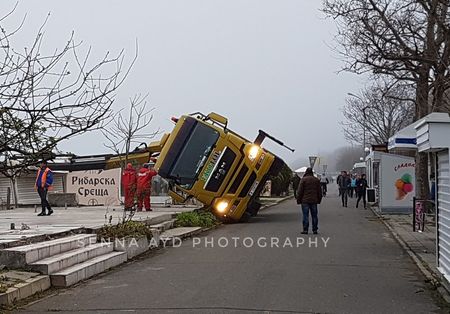 Извънредно! Камион с кран се обърна в Морската градина, докато вдига павилион