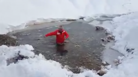 ВИДЕО: Крушарски се хвърли в реката в Говедарци при – 16 градуса! Чавдар Цветков влезе принудително