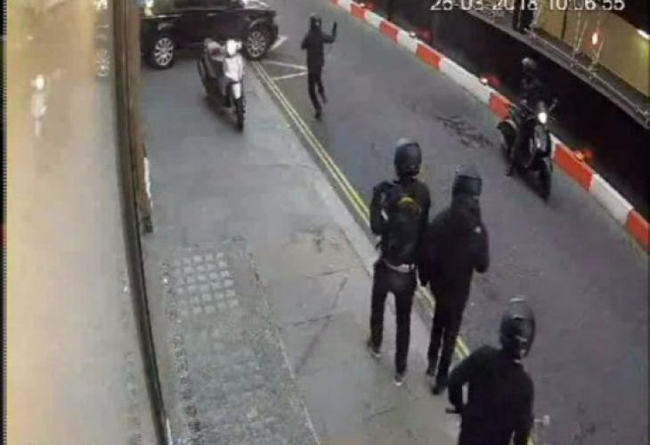 Намушкаха със самурайски меч и съсякоха с брадва българин в Лондон, а той стана герой, защото... (СНИМКИ/ВИДЕО)