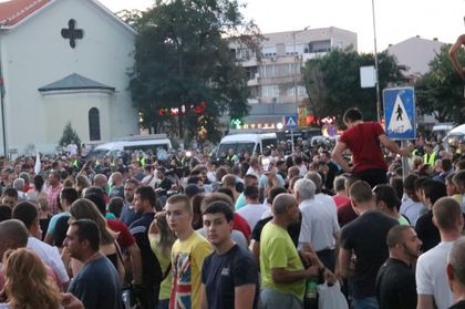 Жандармерията отново блокира протестиращите в Асеновград по пътя им към циганската махала