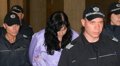 Шокиращ обрат по делото срещу акушерката, обвинена в побой над бебе!