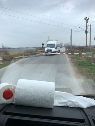 Нали знаете? Шофьорите на маршрутки са безсмъртни! Ето един такъв, пловдивски "Супермен", минаващ на спуснат прелез! СНИМКИ