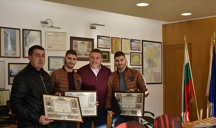 Кметът на Благоевград д-р Атанас Камбитов награди три момчета, оказали помощ при пожар