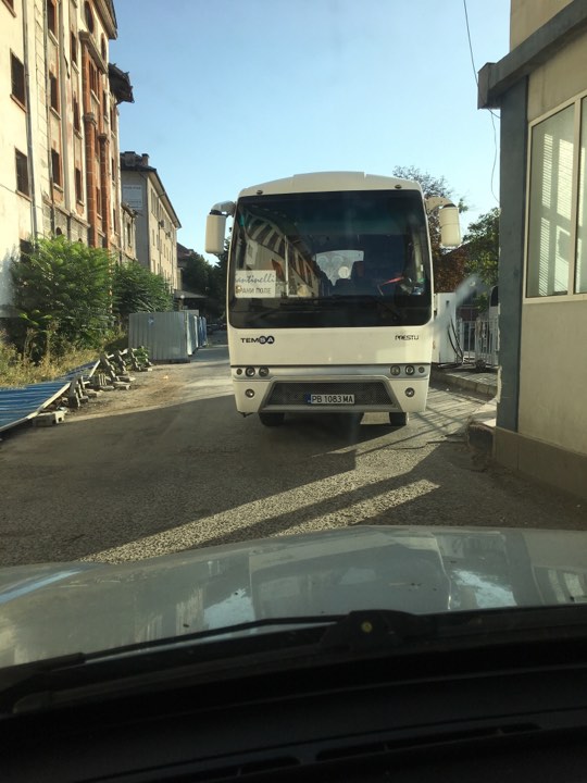 Рейсове паркират на воля зад автогара 
