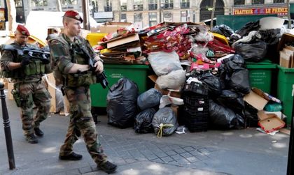 Частни компании събират купищата боклуци в Париж