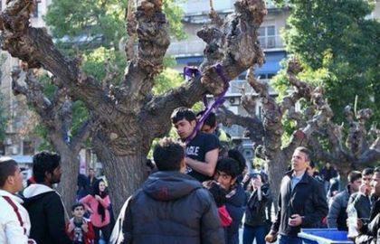 Бежанци опитаха да се обесят в центъра на Атина