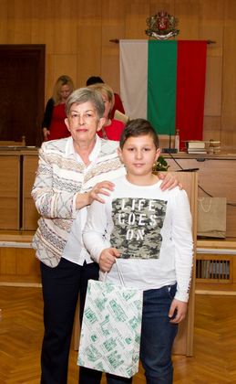 Стара Загора: Двама ученици получиха награди от кмета на Общината за есета на тема „Свобода или смърт“ в конкурс по повод 140 години от приемането на Търновската конституция